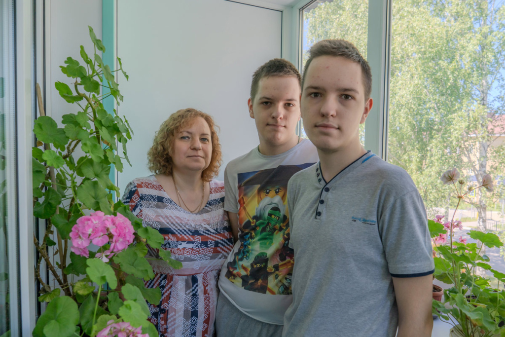 мама с сыновьями на балконе