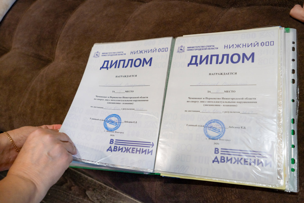 мама показывает дипломы своих сыновей