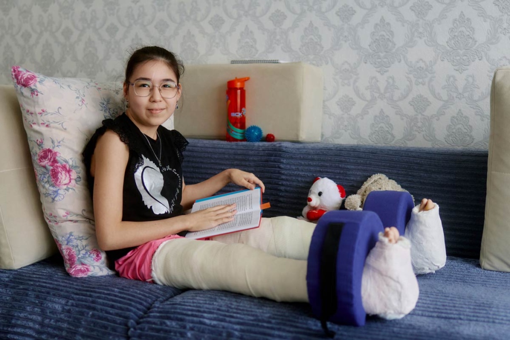 Девочка с ногами в гипсе