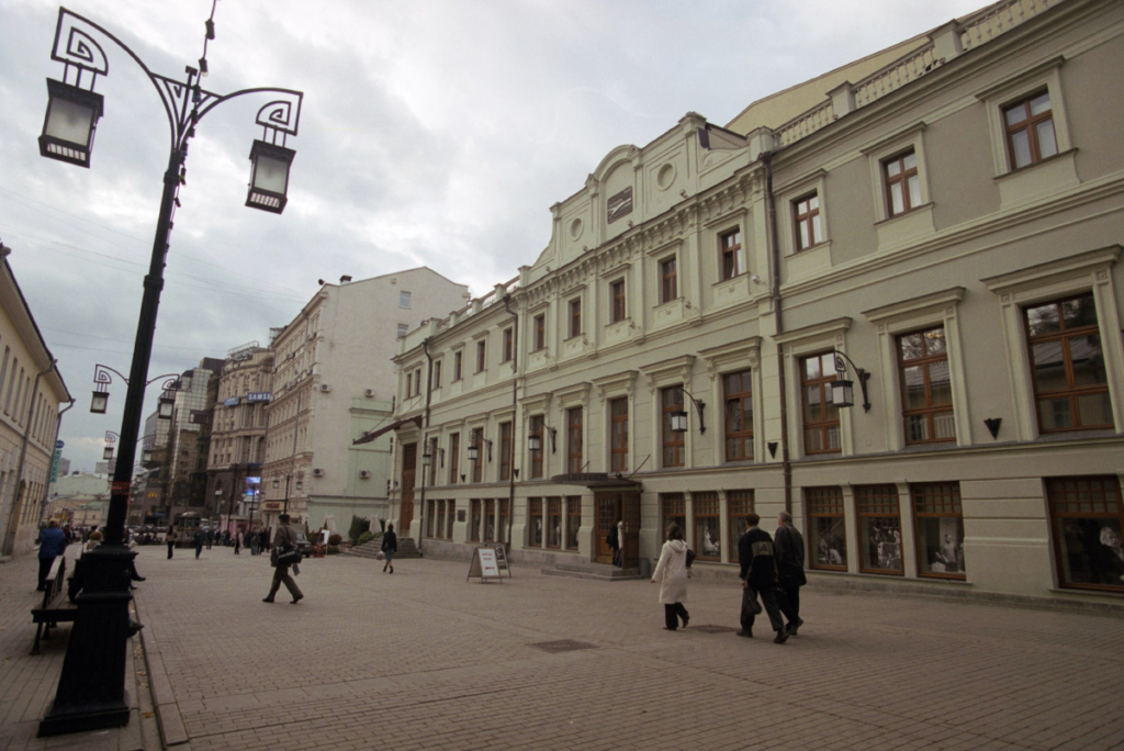 Здание Московского Художественного академического театра имени Антона Павловича Чехова в Камергерском переулке. Слева – фонари, выполненные по эскизам Ф.Шехтеля