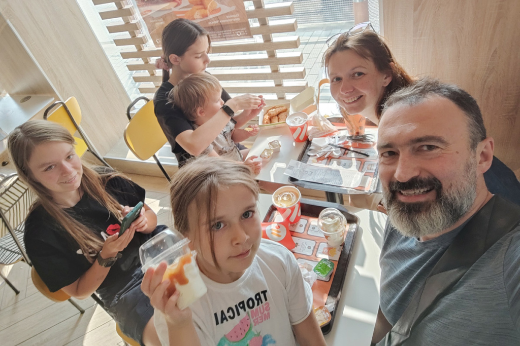 Семья в кафе 