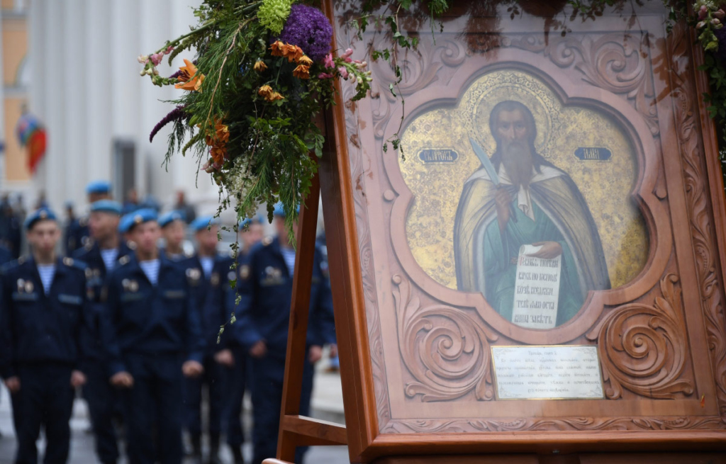 Военнослужащие перед началом крестного хода по улице Ильинке в честь пророка Божия Илии, проходящего в рамках праздничных мероприятий, посвященных 89-й годовщине со дня образования ВДВ, в Москве