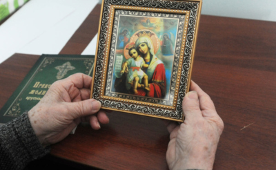 Женщина держит в руках икону Божией Матери "Избавительница"