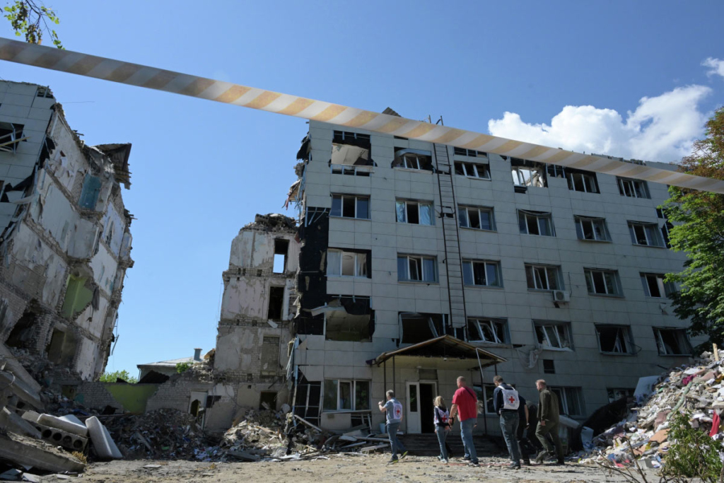 На месте трагедии в Старобельске. Здание Старобельского профессионального колледжа Луганского государственного педагогического университета (ЛГПУ)
