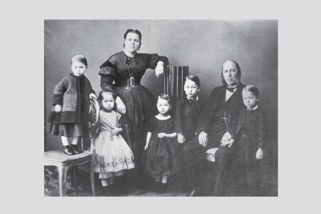 Федор Шехтель (крайний справа) с родителями, братом и сестрами в 1865 году