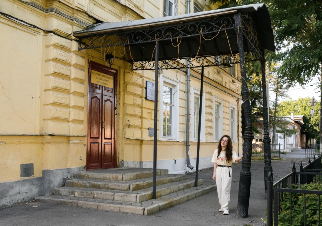 девушка у красивого старинного здания