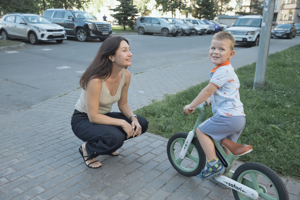 женщина и мальчик на велосипеде