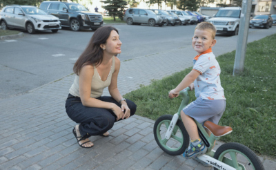 женщина и мальчик на велосипеде