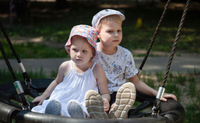 брат с сестрой на качелях