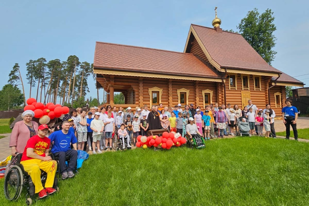 прихожане храма на фоне храма