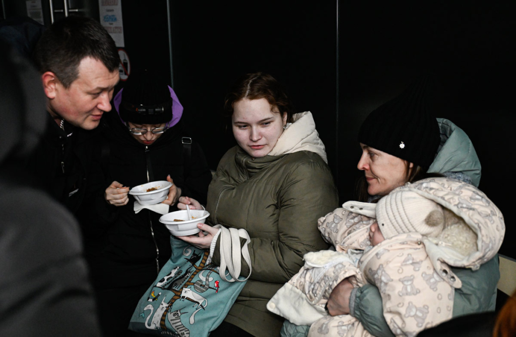 Раздача горячего питания в пункте обогрева в Мурманске. 23 января 2026 года в Мурманской области произошло обрушение пяти опор ЛЭП, в Мурманске и Североморске стали наблюдаться массовые отключения электроэнергии. В городах ввели ограничения потребления