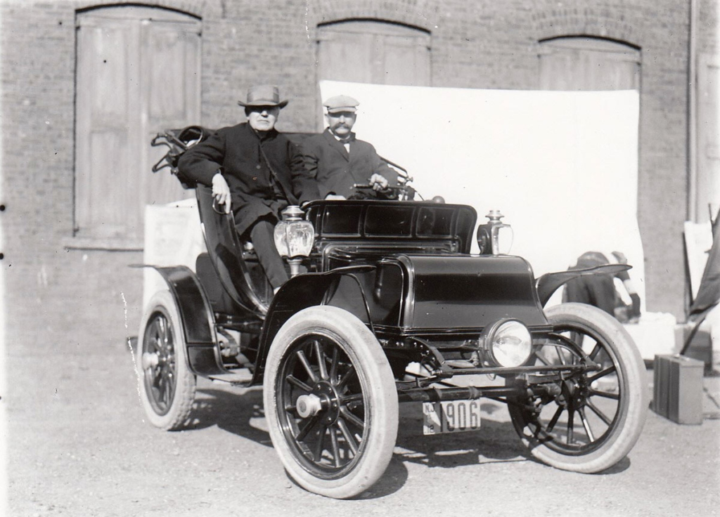 Томас Эдисон и Фред Отт в электромобиле. 1913 год. Фото
Олив Эдис