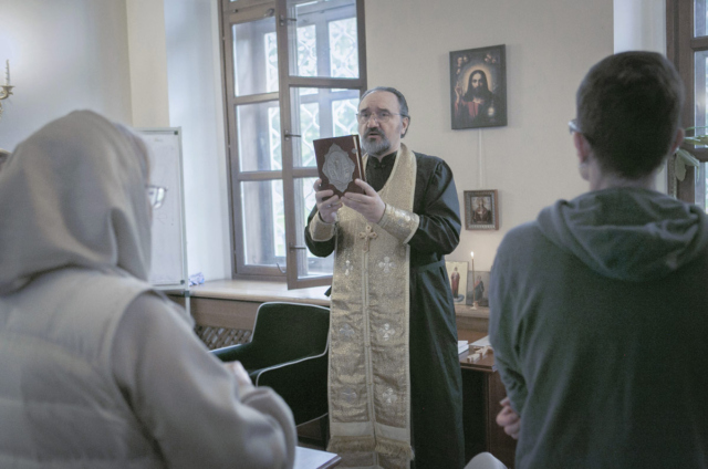 священник служит