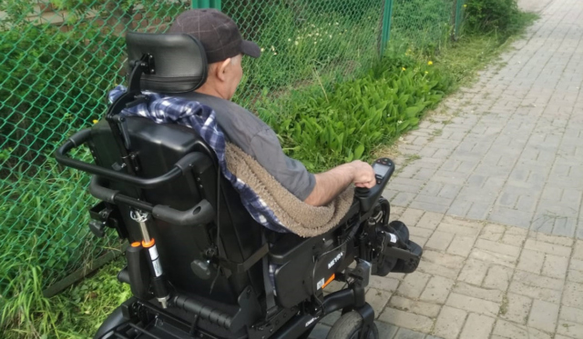 мужчина на инвалидной коляске