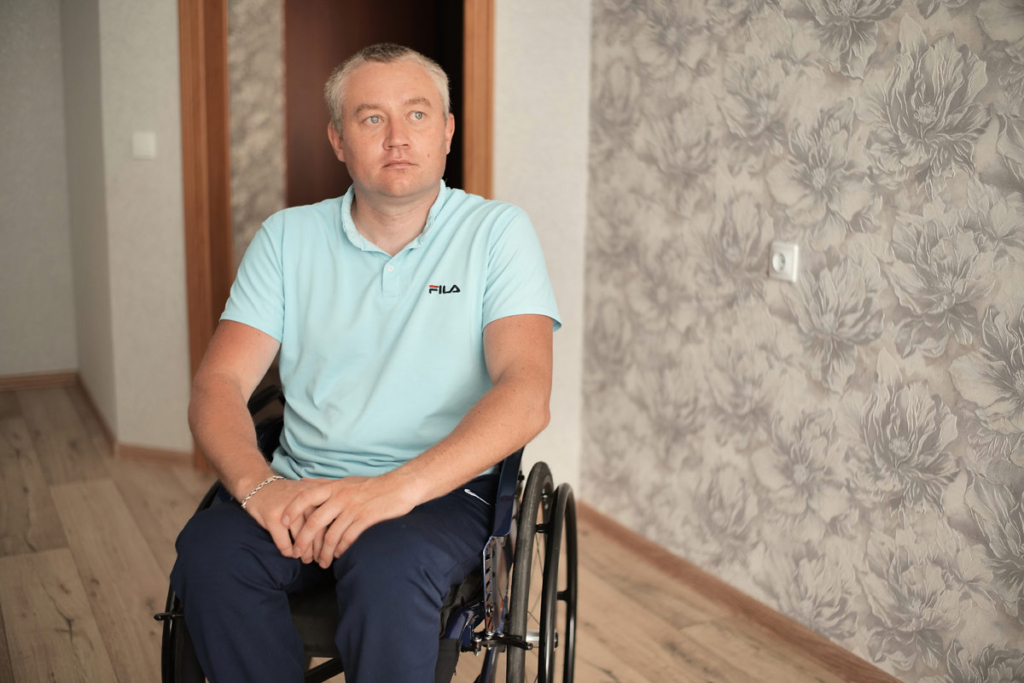 молодой мужчина в инвалидной коляске