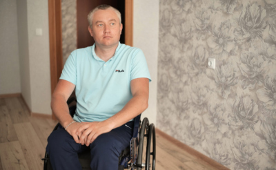 молодой мужчина в инвалидной коляске