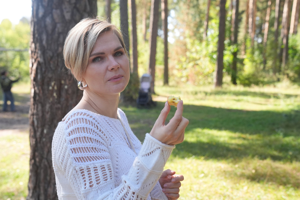портрет молодой женщины на природе