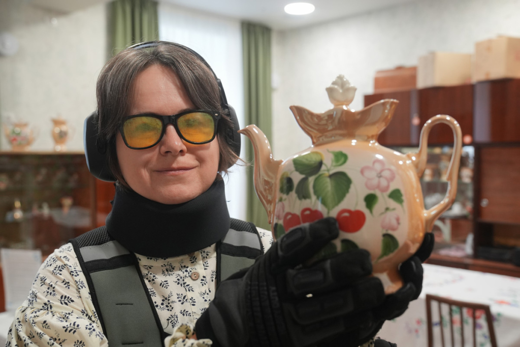 портрет молодой женщины в утяжелителях и винтажным чайником