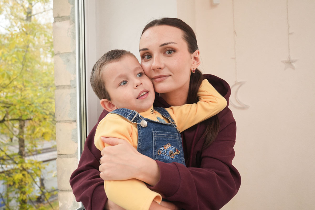 мальчик с мамой