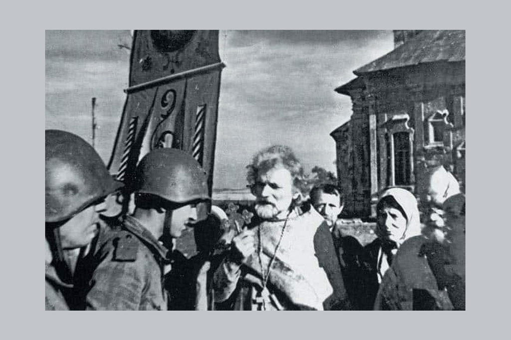 Священник и жители города Дмитровск-Орловский встречают воинов Красной Армии